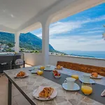 3 Bedroom Awesome In Διαμέρισμα *