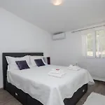 3 Bedroom Awesome In Μακάρσκα