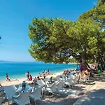 3 Bedroom Awesome In Διαμέρισμα Μακάρσκα