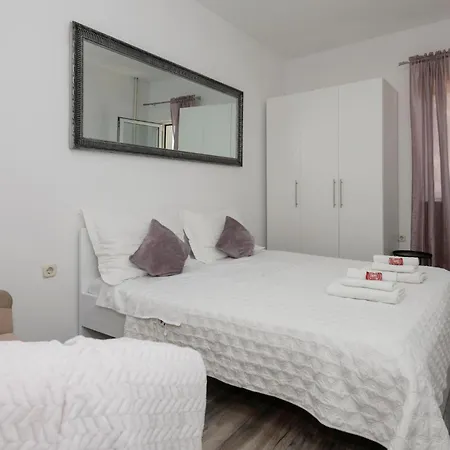 Daire 3 Bedroom Awesome In Makarska