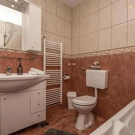 3 Bedroom Awesome In Appartement Gacko