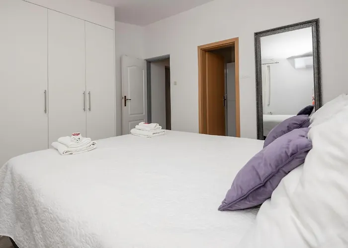 شقة 3 Bedroom Awesome In ماكارسكا