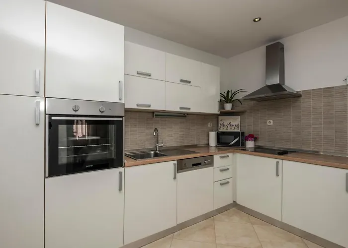 3 Bedroom Awesome In شقة *