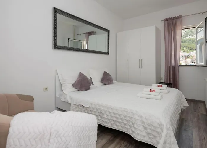 شقة 3 Bedroom Awesome In ماكارسكا