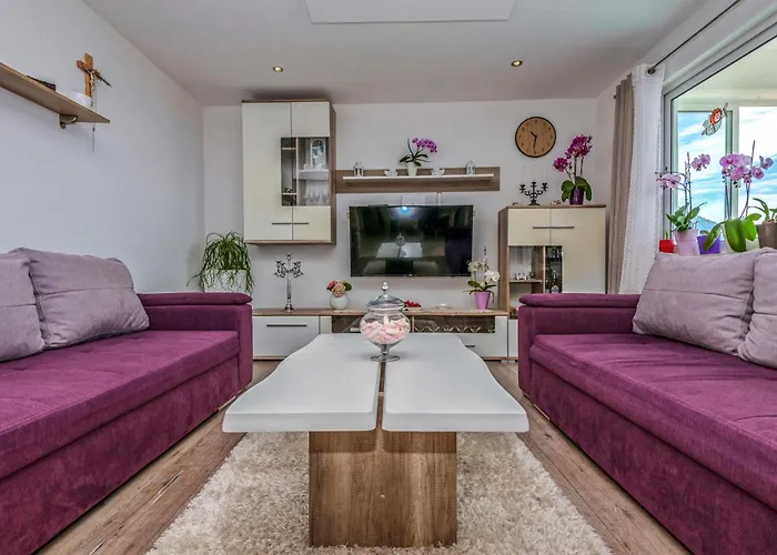 شقة 3 Bedroom Awesome In ماكارسكا