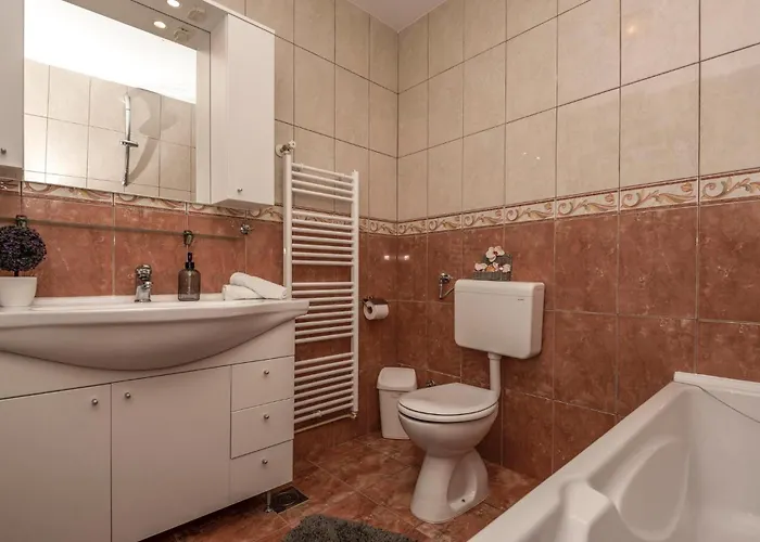 3 Bedroom Awesome In شقة ماكارسكا