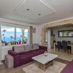 3 Bedroom Awesome In Lejlighed Makarska